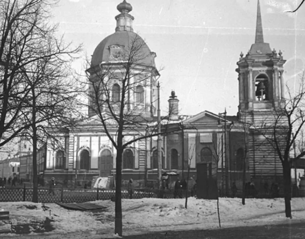 Библиотека имени Ленина &mdash; Арбатская: артист из 348 стеклянных кирпичей  фото