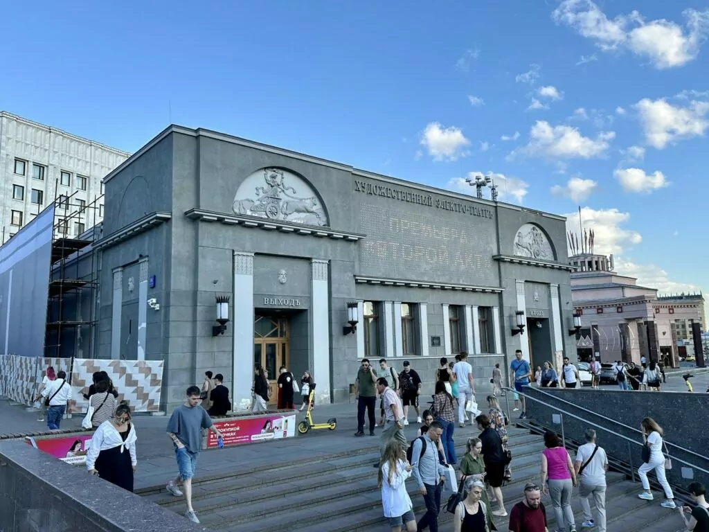 Библиотека имени Ленина &mdash; Арбатская: артист из 348 стеклянных кирпичей  фото