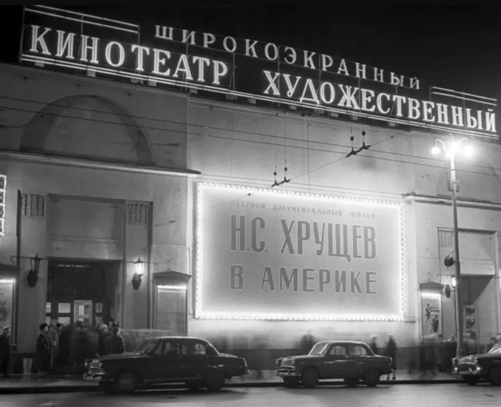 Библиотека имени Ленина &mdash; Арбатская: артист из 348 стеклянных кирпичей  фото