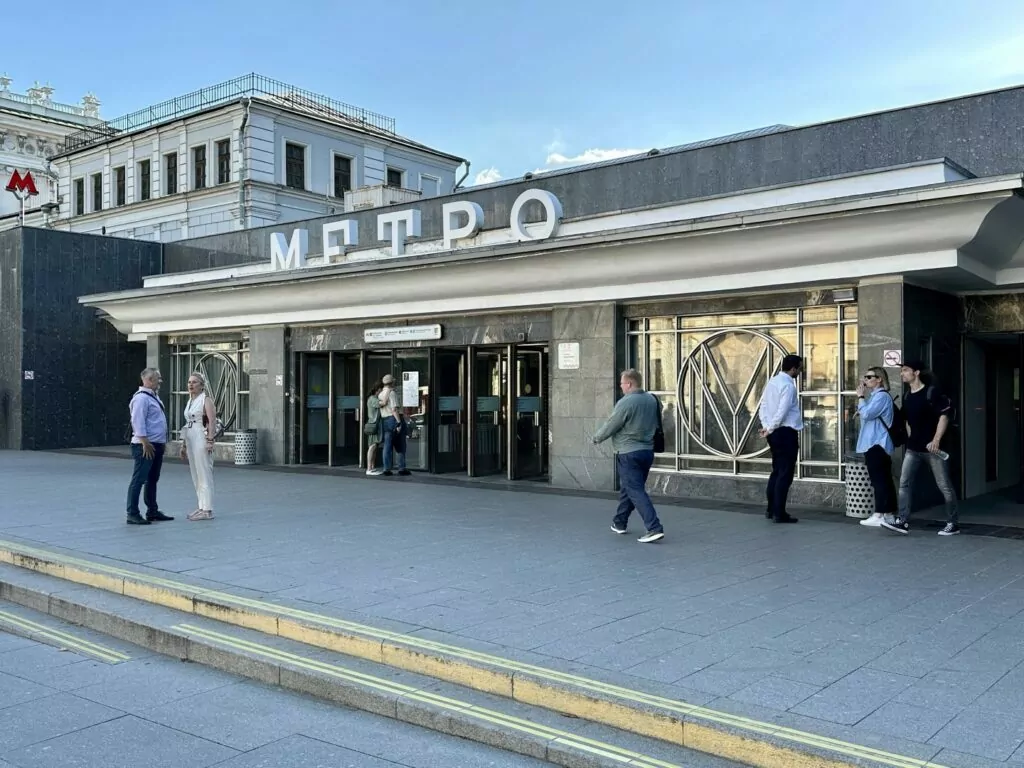 Библиотека имени Ленина &mdash; Арбатская: артист из 348 стеклянных кирпичей  фото