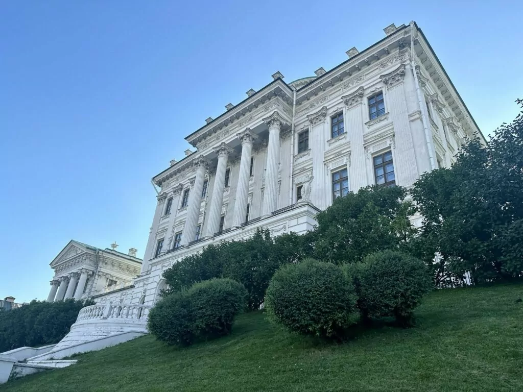 Библиотека имени Ленина &mdash; Арбатская: артист из 348 стеклянных кирпичей  фото