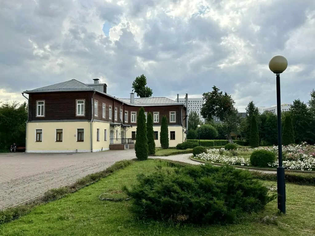 Ботанический сад — Свиблово: «китайская стена», черный паровоз и другие приключения Шурика Ботанический сад — Свиблово: «китайская стена», черный паровоз и другие приключения Шурика фото