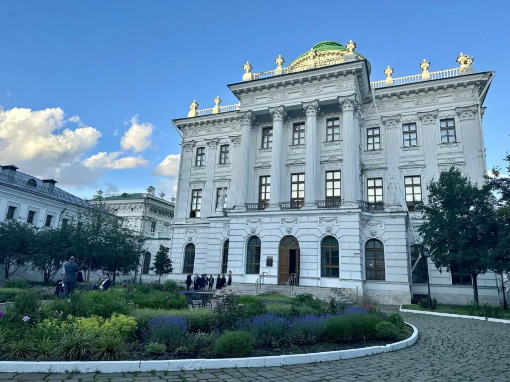 Библиотека имени Ленина &mdash; Арбатская: артист из 348 стеклянных кирпичей  фото