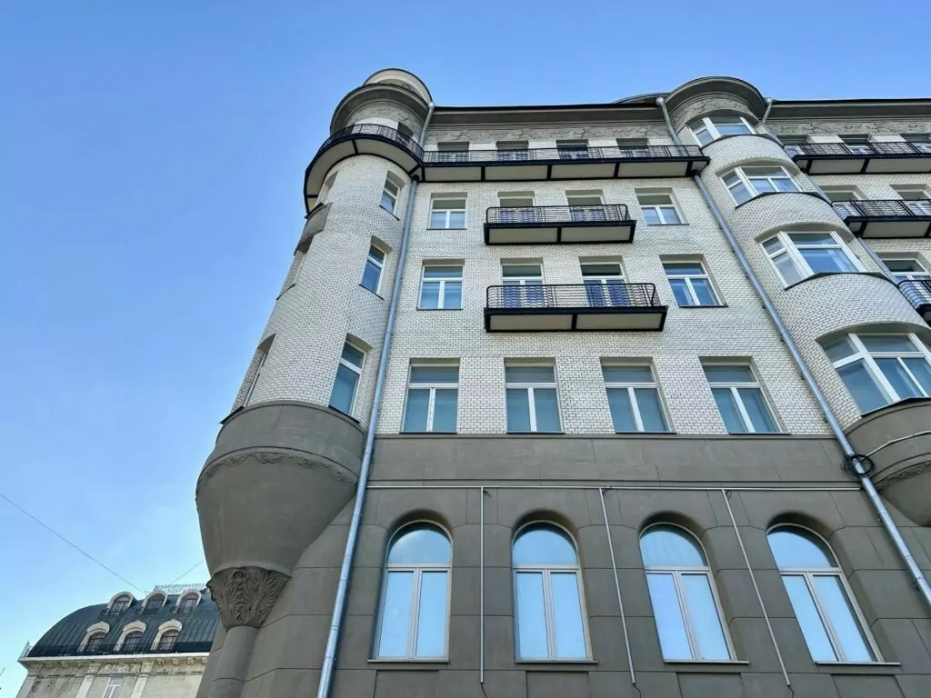 Библиотека имени Ленина &mdash; Арбатская: артист из 348 стеклянных кирпичей  фото