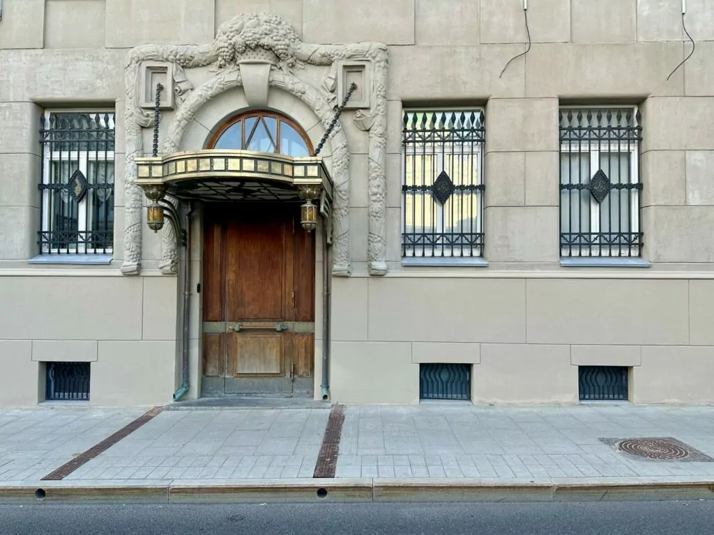 Библиотека имени Ленина &mdash; Арбатская: артист из 348 стеклянных кирпичей  фото