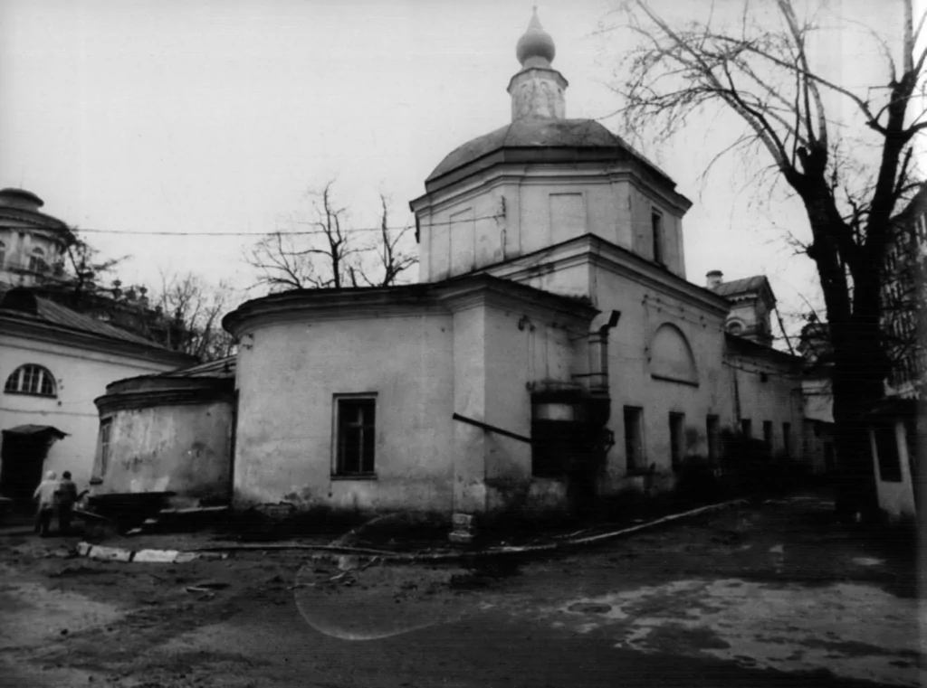 Библиотека имени Ленина &mdash; Арбатская: артист из 348 стеклянных кирпичей  фото