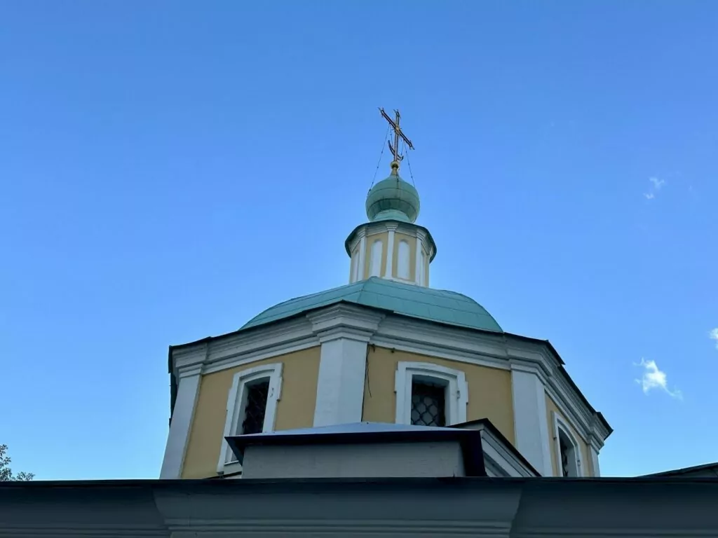 Библиотека имени Ленина &mdash; Арбатская: артист из 348 стеклянных кирпичей  фото