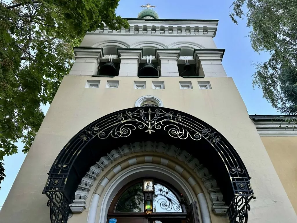 Библиотека имени Ленина &mdash; Арбатская: артист из 348 стеклянных кирпичей  фото