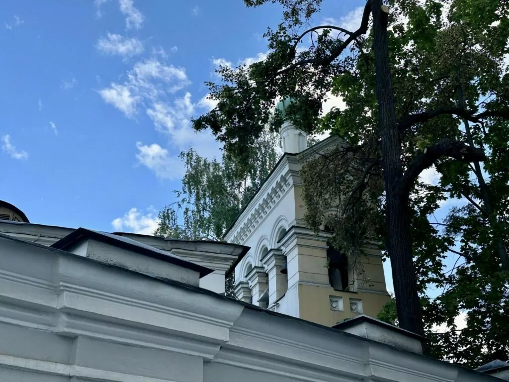 Библиотека имени Ленина &mdash; Арбатская: артист из 348 стеклянных кирпичей  фото