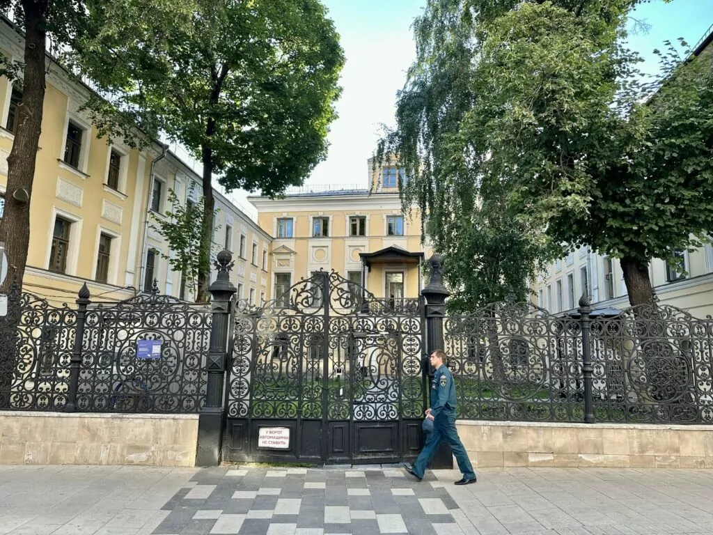 Библиотека имени Ленина &mdash; Арбатская: артист из 348 стеклянных кирпичей  фото