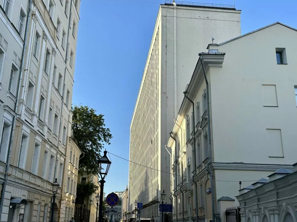 Библиотека имени Ленина &mdash; Арбатская: артист из 348 стеклянных кирпичей  фото