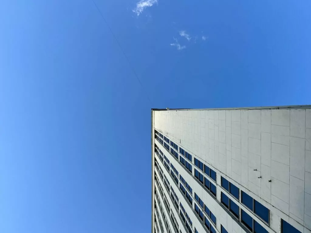 Библиотека имени Ленина &mdash; Арбатская: артист из 348 стеклянных кирпичей  фото