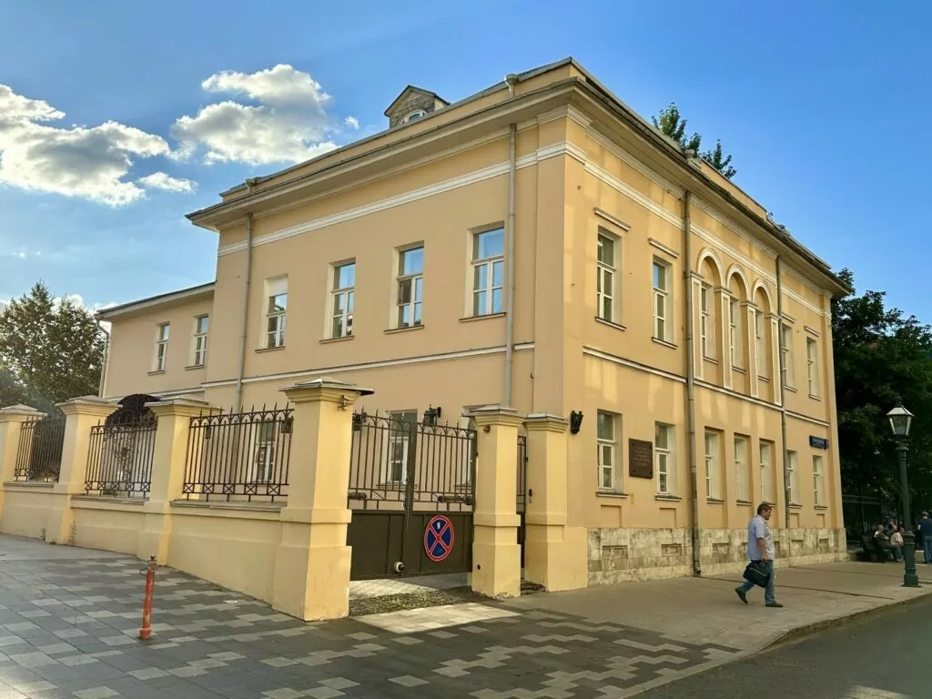 Библиотека имени Ленина &mdash; Арбатская: артист из 348 стеклянных кирпичей  фото