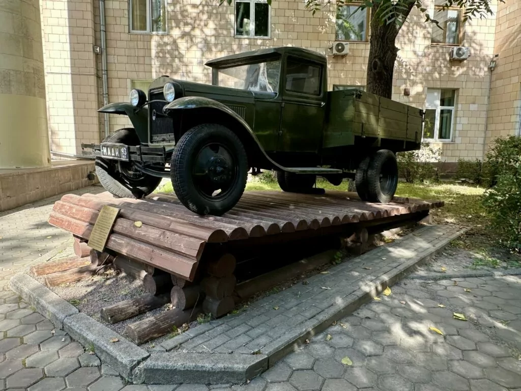 Сокол — Аэропорт: первый русский паровоз, красная телефонная будка и две машины Победы  фото