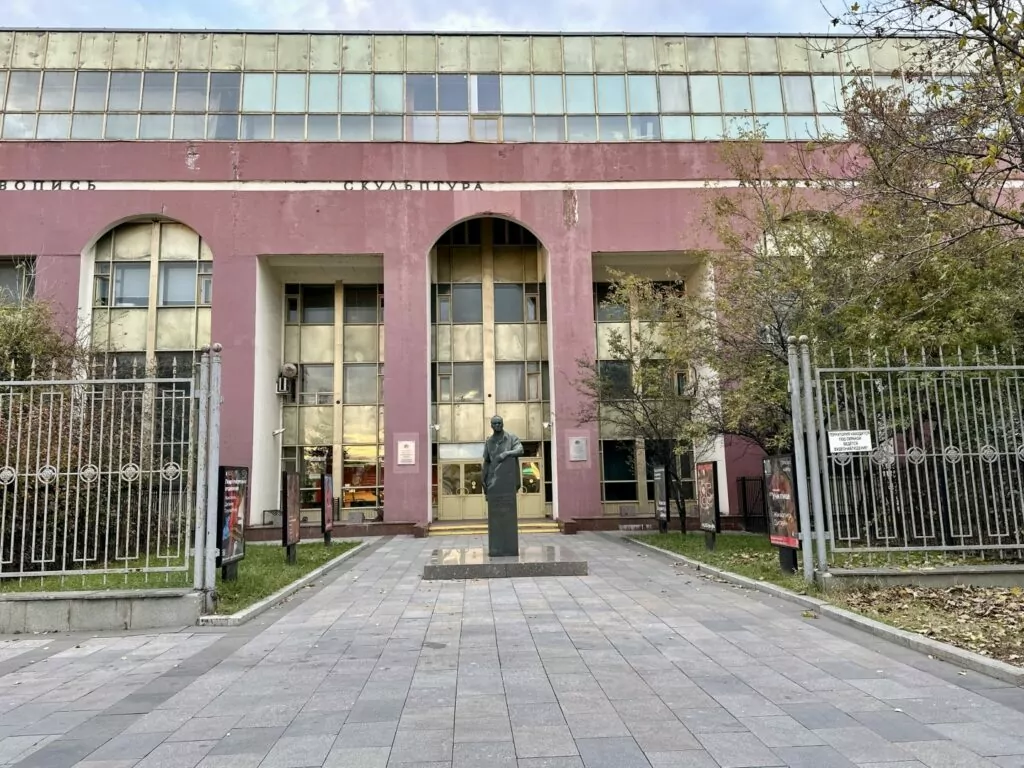 Полянка — Октябрьская: могила капиталистического романтизма на окраине кладбища советского монументализма Полянка — Октябрьская: могила капиталистического романтизма на окраине кладбища советского монументализма фото