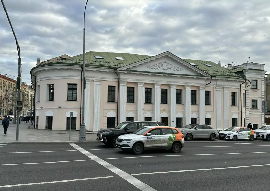 Полянка — Октябрьская: могила капиталистического романтизма на окраине кладбища советского монументализма Полянка — Октябрьская: могила капиталистического романтизма на окраине кладбища советского монументализма фото