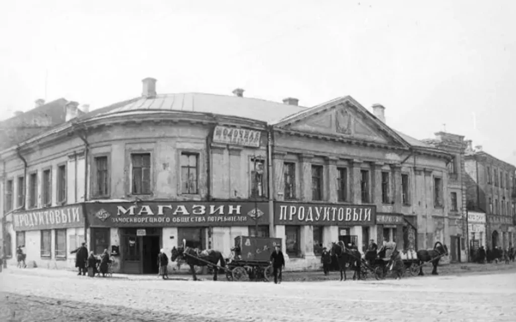 Полянка — Октябрьская: могила капиталистического романтизма на окраине кладбища советского монументализма Полянка — Октябрьская: могила капиталистического романтизма на окраине кладбища советского монументализма фото