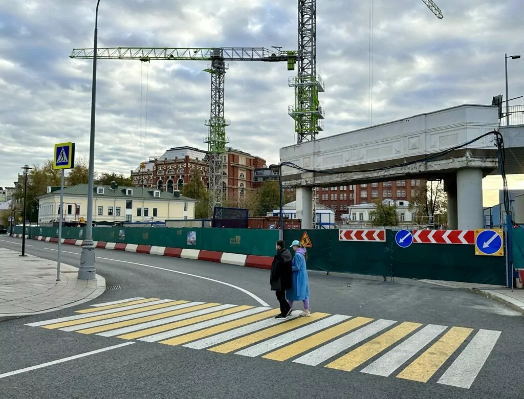 Полянка — Октябрьская: могила капиталистического романтизма на окраине кладбища советского монументализма Полянка — Октябрьская: могила капиталистического романтизма на окраине кладбища советского монументализма фото