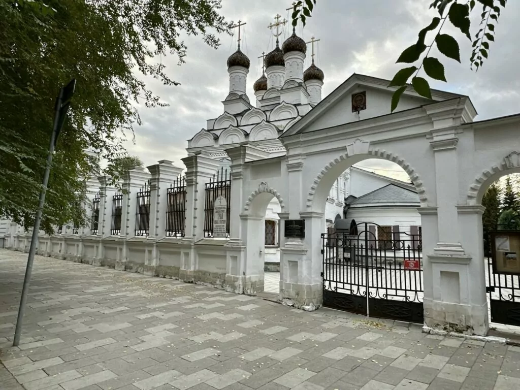 Полянка — Октябрьская: могила капиталистического романтизма на окраине кладбища советского монументализма Полянка — Октябрьская: могила капиталистического романтизма на окраине кладбища советского монументализма фото