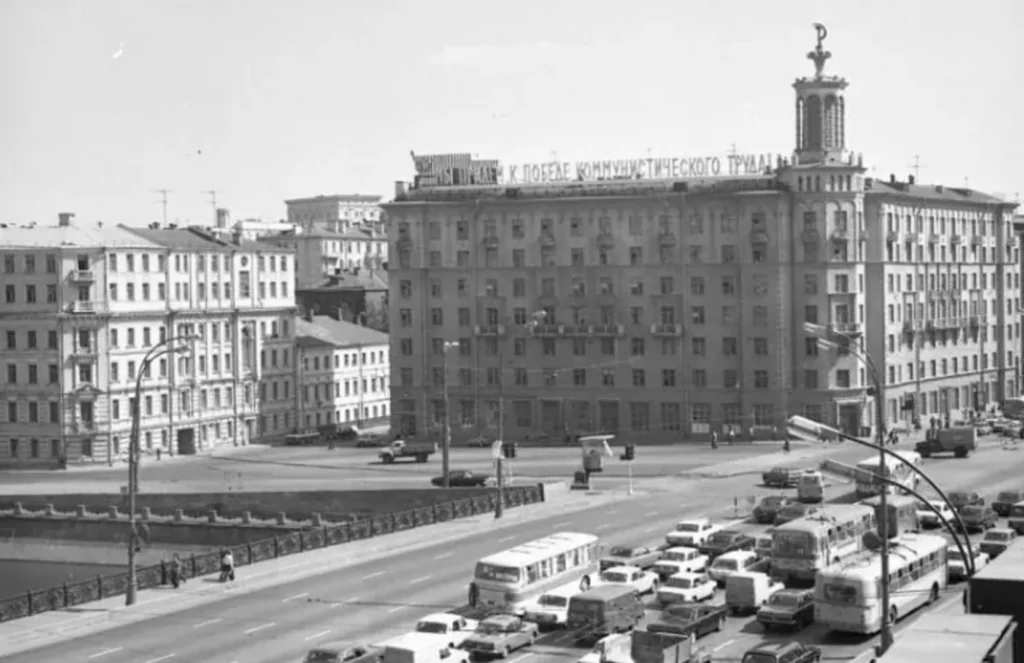 Полянка — Третьяковская: «парк лужковского периода» в Кадашёвской слободе Полянка — Третьяковская: «парк лужковского периода» в Кадашёвской слободе фото