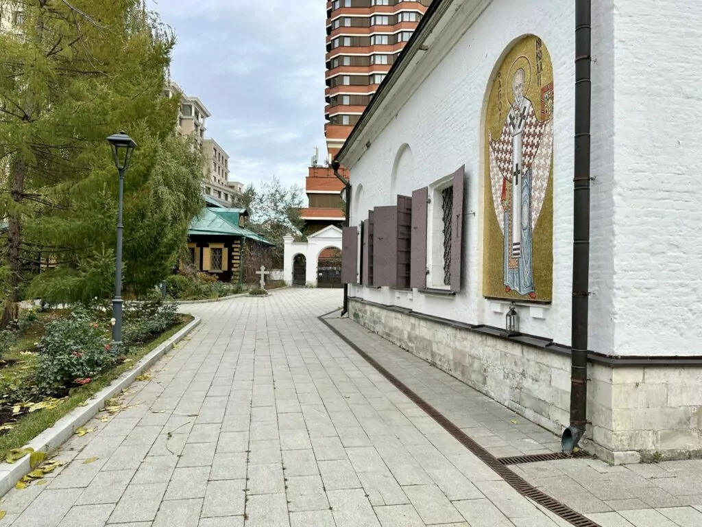 Полянка — Октябрьская: могила капиталистического романтизма на окраине кладбища советского монументализма Полянка — Октябрьская: могила капиталистического романтизма на окраине кладбища советского монументализма фото