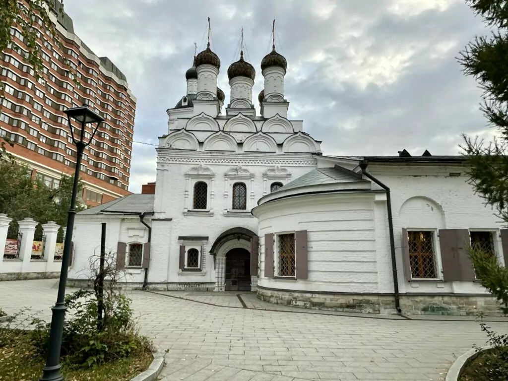 Полянка — Октябрьская: могила капиталистического романтизма на окраине кладбища советского монументализма Полянка — Октябрьская: могила капиталистического романтизма на окраине кладбища советского монументализма фото