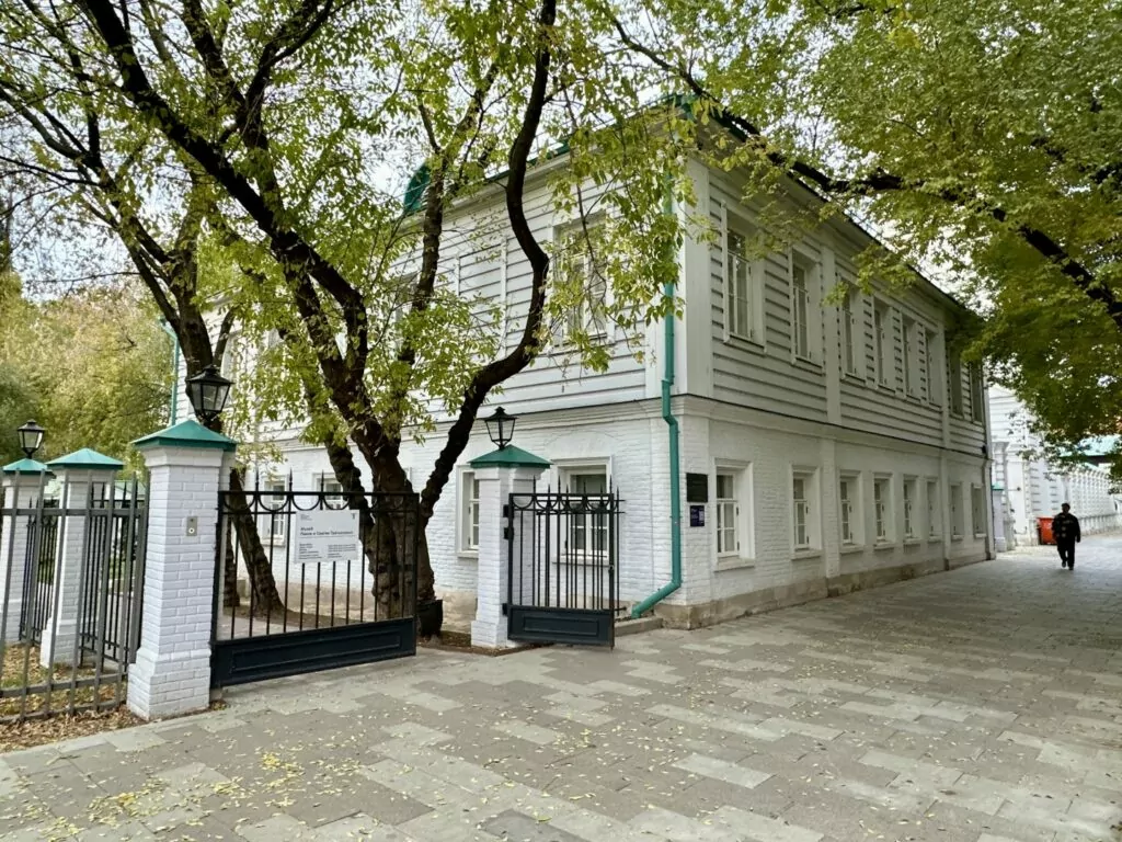 Полянка — Октябрьская: могила капиталистического романтизма на окраине кладбища советского монументализма Полянка — Октябрьская: могила капиталистического романтизма на окраине кладбища советского монументализма фото
