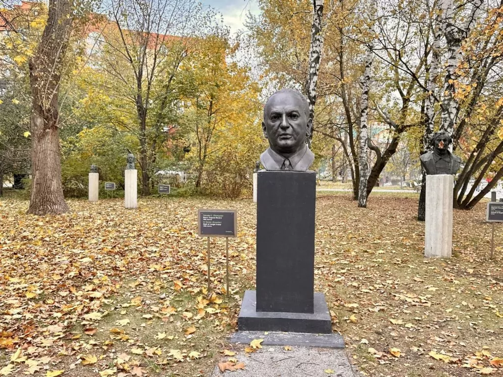 Полянка — Октябрьская: могила капиталистического романтизма на окраине кладбища советского монументализма Полянка — Октябрьская: могила капиталистического романтизма на окраине кладбища советского монументализма фото