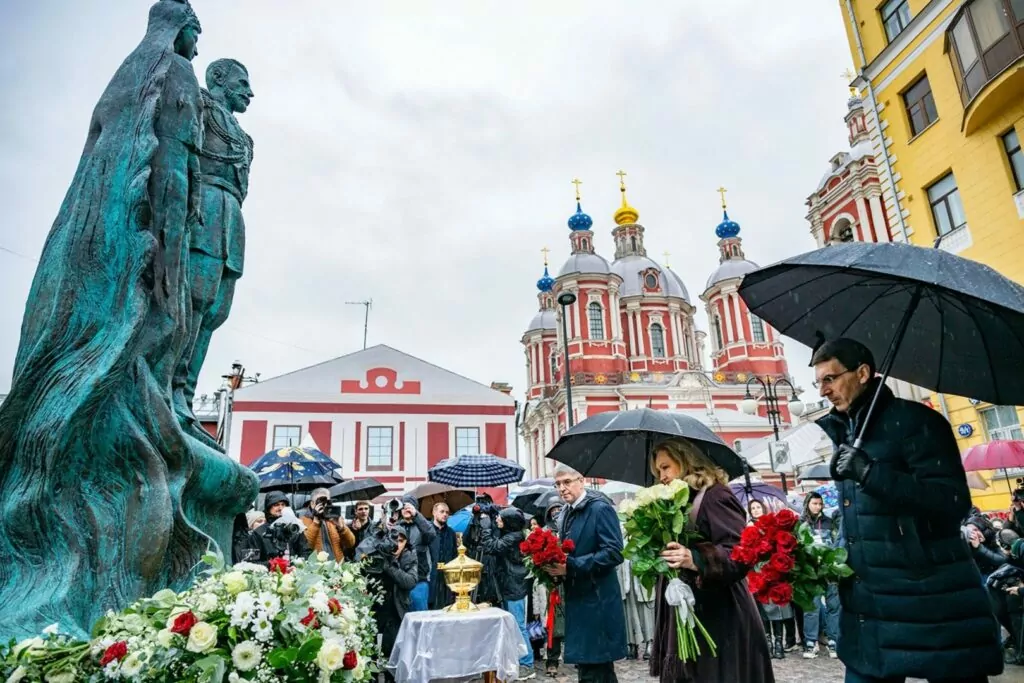 Новокузнецкая — Третьяковская: место, где Данила Багров обрел огромную семью  фото