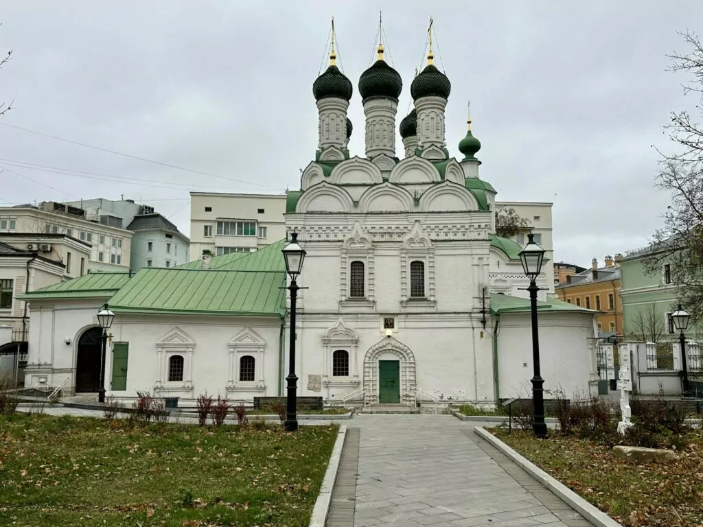 Новокузнецкая — Третьяковская: место, где Данила Багров обрел огромную семью  фото