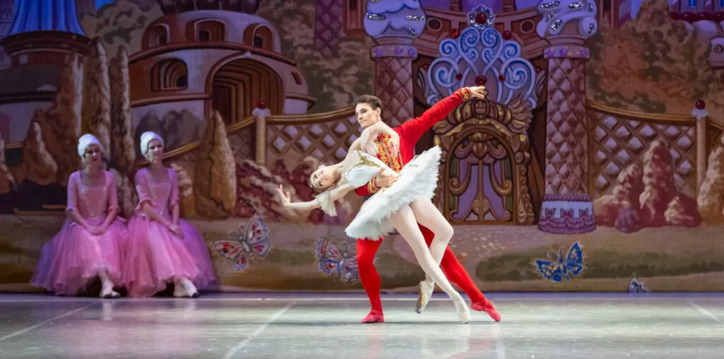 Новый год в столице: шедевры киномузыки, рождественские Святки, акварельная живопись и городок писателей Новый год в столице: шедевры киномузыки, рождественские Святки, акварельная живопись и городок писателей фото