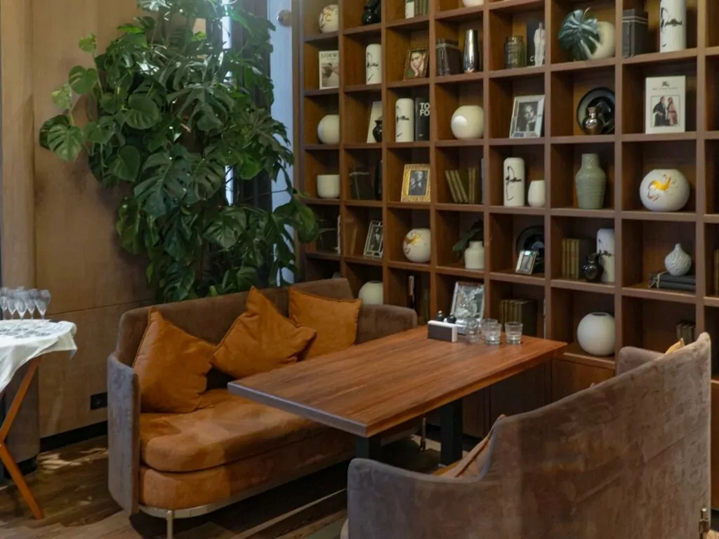 Традиции деревянного зодчества, новогодний макияж и ужин у камина &mdash; куда пойти после работы  фото