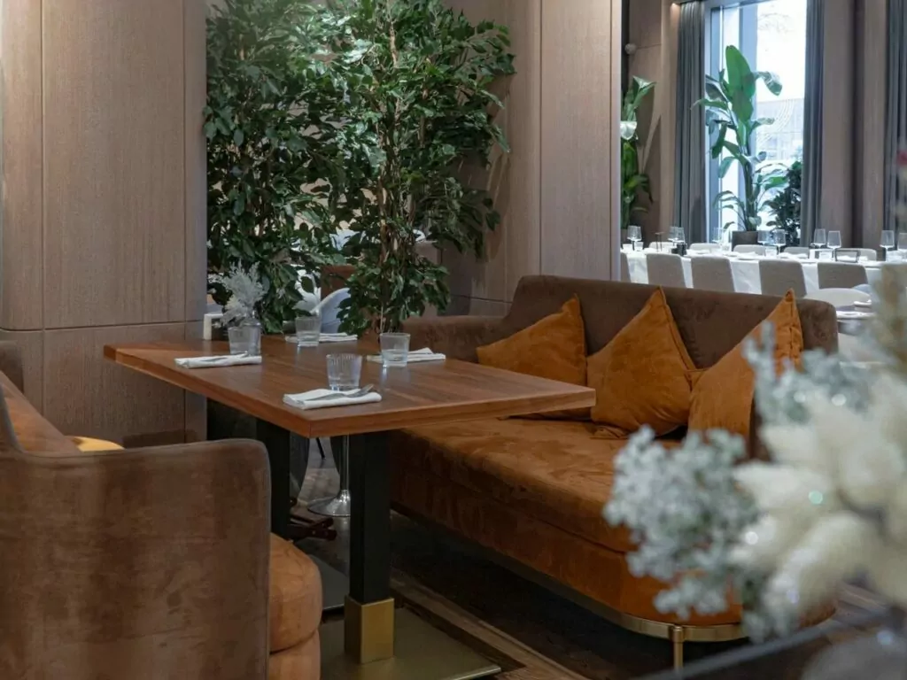 Традиции деревянного зодчества, новогодний макияж и ужин у камина &mdash; куда пойти после работы  фото