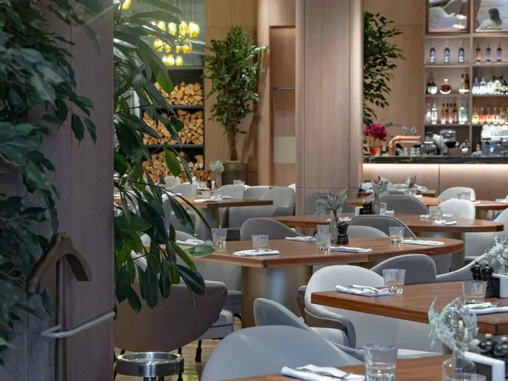 Традиции деревянного зодчества, новогодний макияж и ужин у камина &mdash; куда пойти после работы  фото