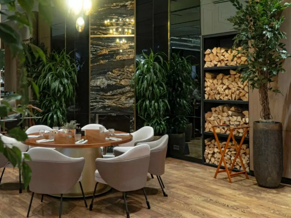 Традиции деревянного зодчества, новогодний макияж и ужин у камина &mdash; куда пойти после работы  фото