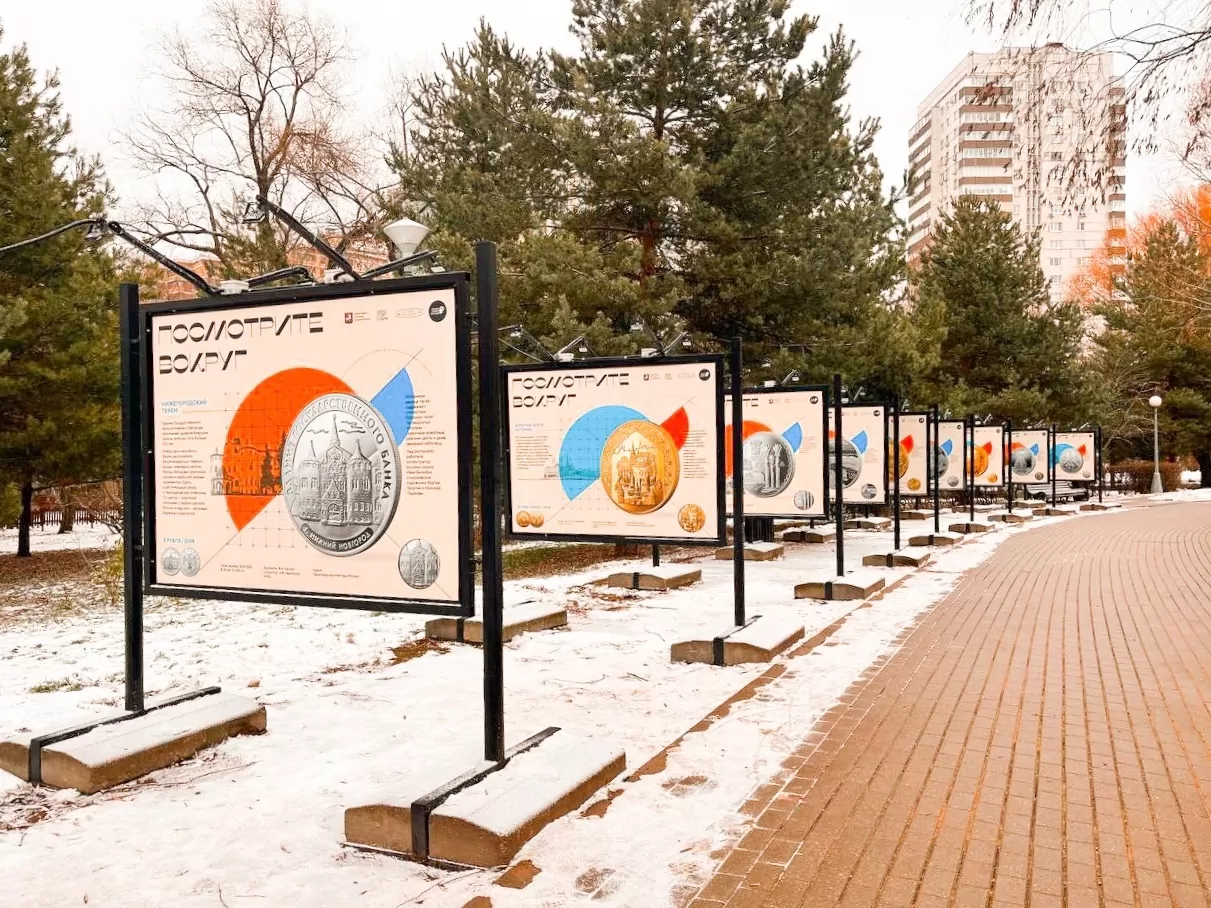 Фотовыставка монет с изображением архитектурных памятников открылась в Воронцовском парке, фото