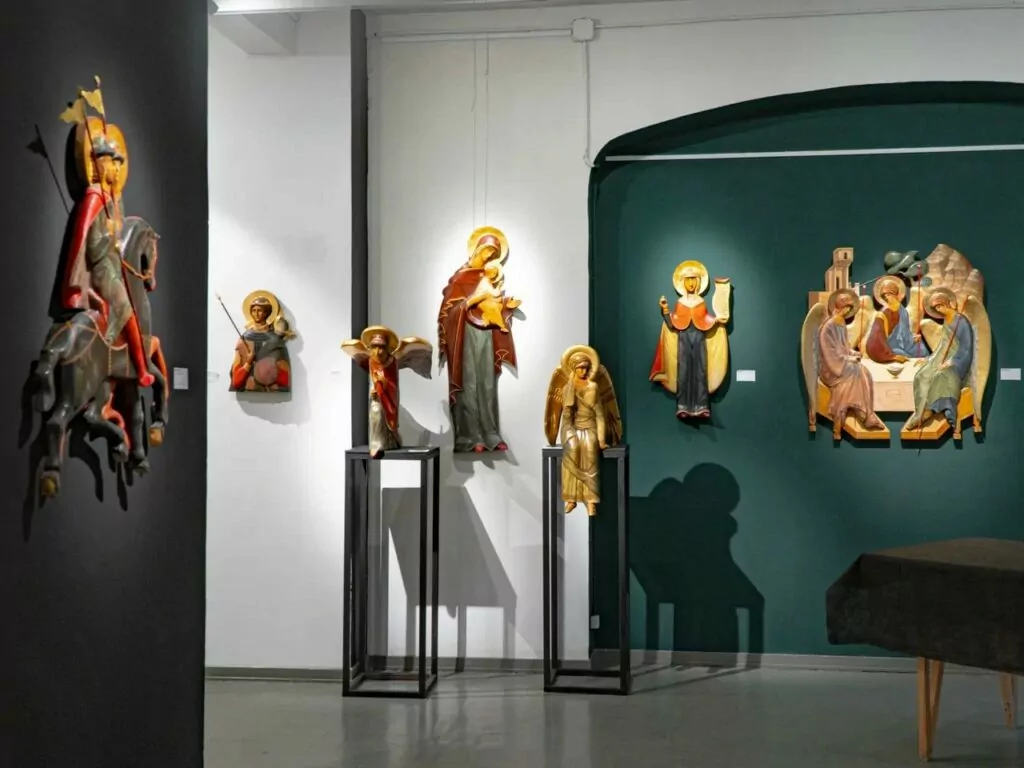 Традиции деревянного зодчества, новогодний макияж и ужин у камина &mdash; куда пойти после работы  фото