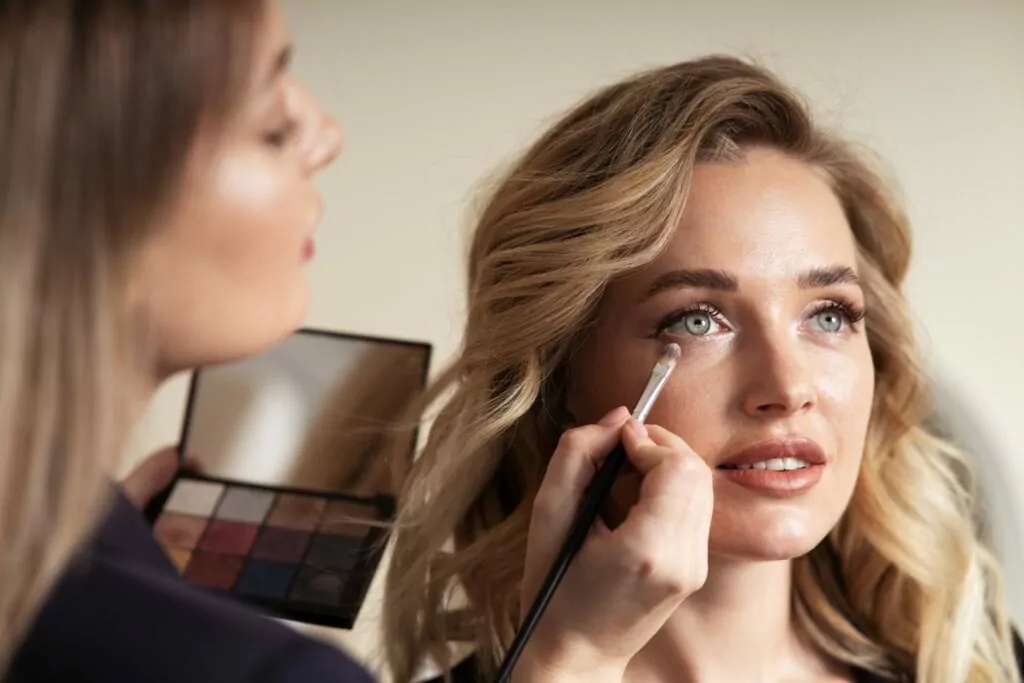 Традиции деревянного зодчества, новогодний макияж и ужин у камина &mdash; куда пойти после работы  фото