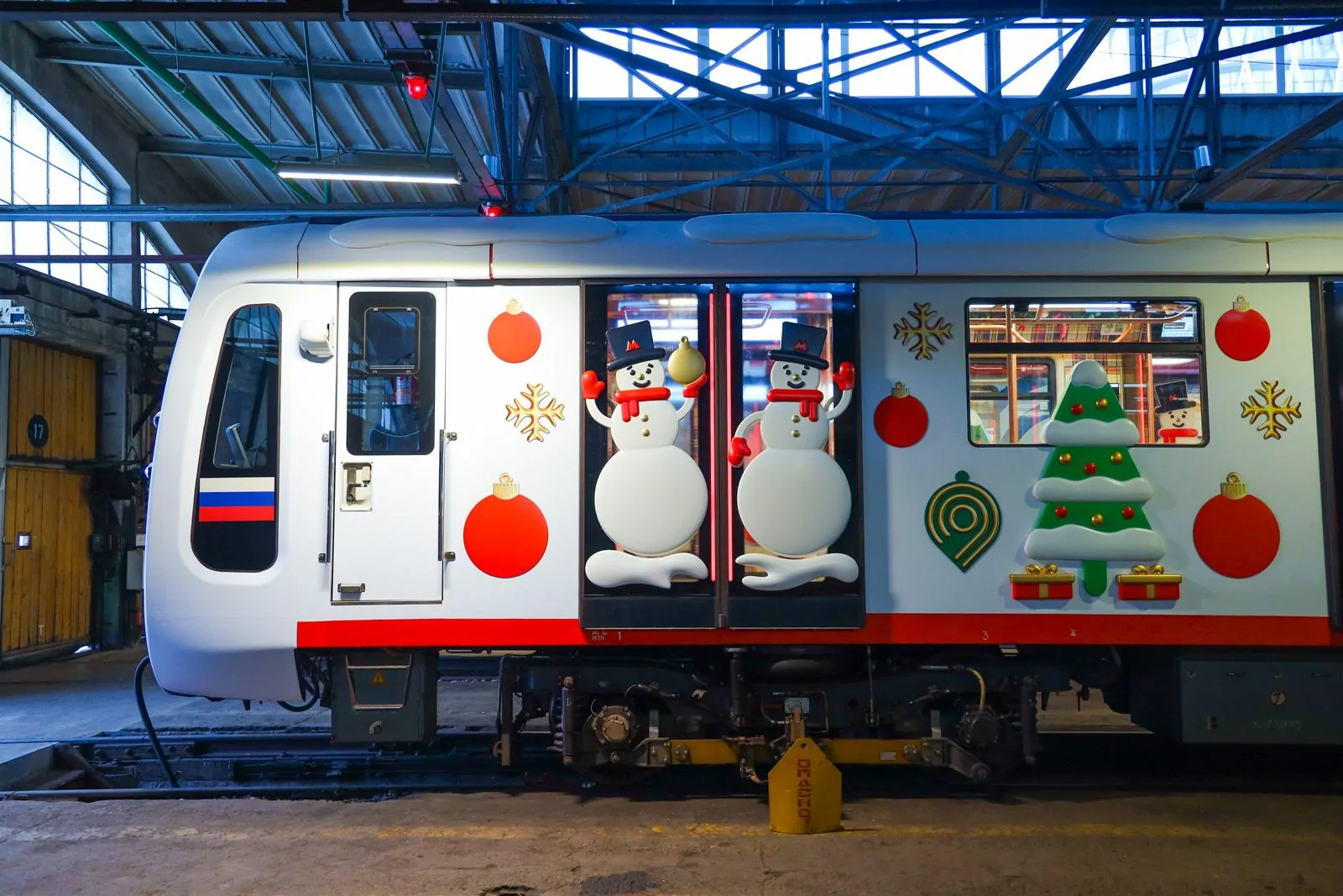 На Кольцевую линию московского метро вышел новогодний поезд, фото