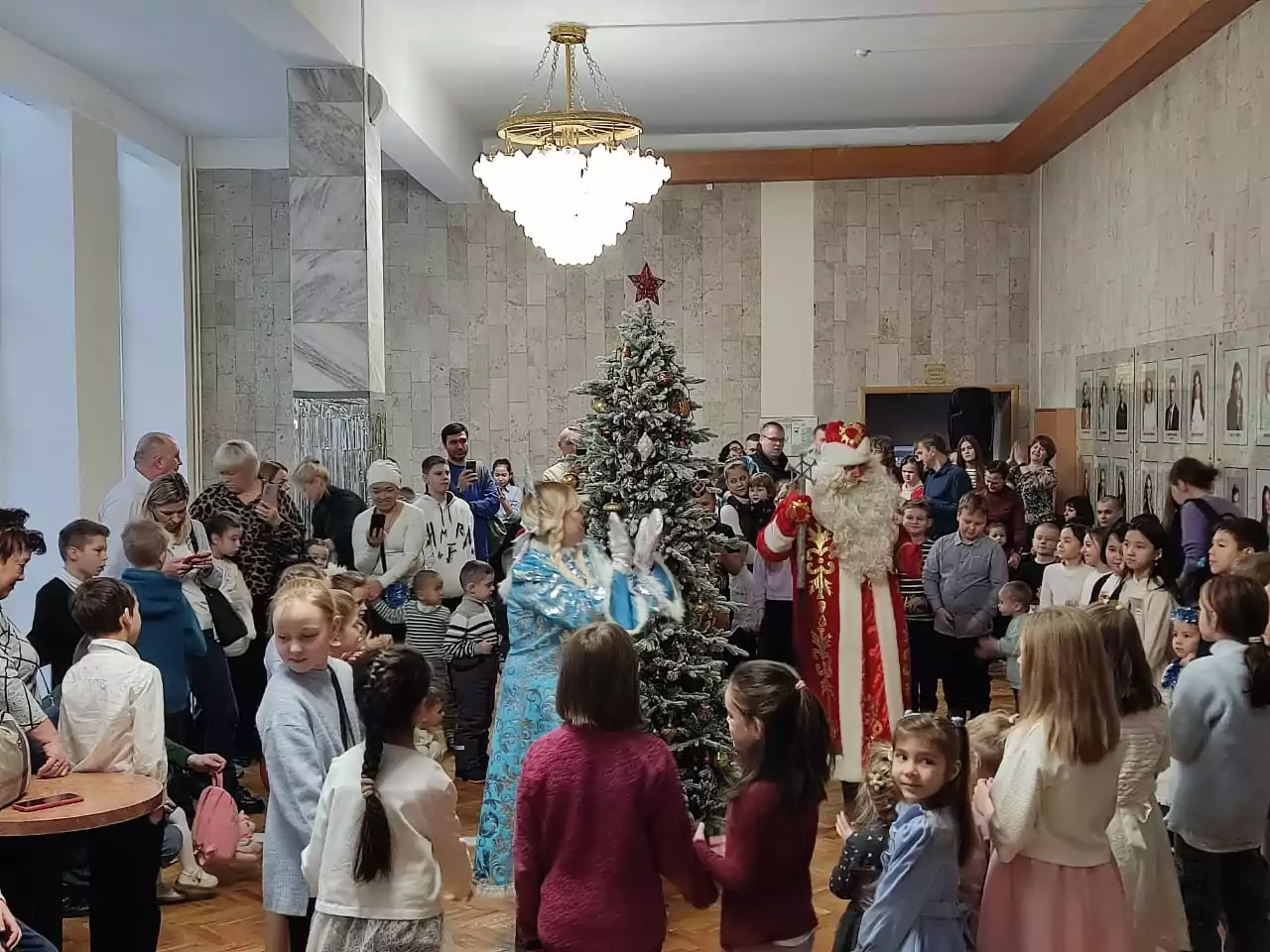 Новогодние праздники в Басманном начались с премьеры спектакля, фото