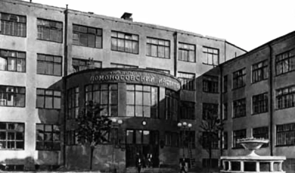 Полянка — Добрынинская: псевдоготические псевдострашилки Полянка — Добрынинская: псевдоготические псевдострашилки фото