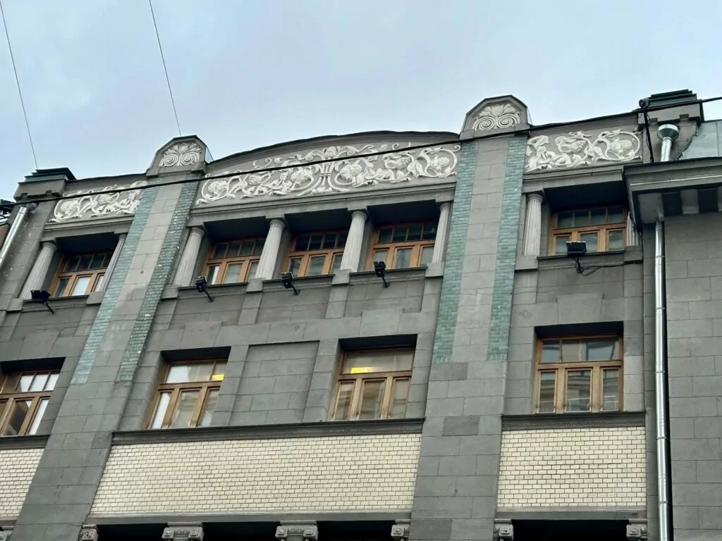 Полянка — Добрынинская: псевдоготические псевдострашилки Полянка — Добрынинская: псевдоготические псевдострашилки фото