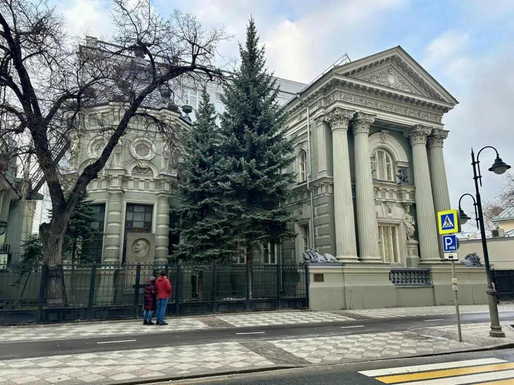 Полянка — Добрынинская: псевдоготические псевдострашилки Полянка — Добрынинская: псевдоготические псевдострашилки фото