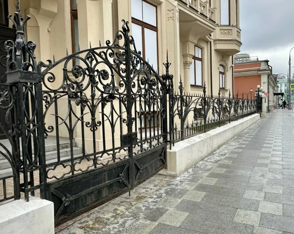 Полянка — Добрынинская: псевдоготические псевдострашилки Полянка — Добрынинская: псевдоготические псевдострашилки фото