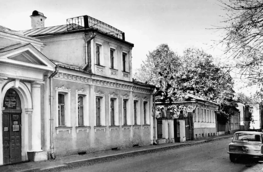 Полянка — Добрынинская: псевдоготические псевдострашилки Полянка — Добрынинская: псевдоготические псевдострашилки фото
