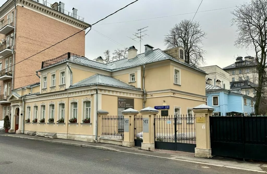 Полянка — Добрынинская: псевдоготические псевдострашилки Полянка — Добрынинская: псевдоготические псевдострашилки фото
