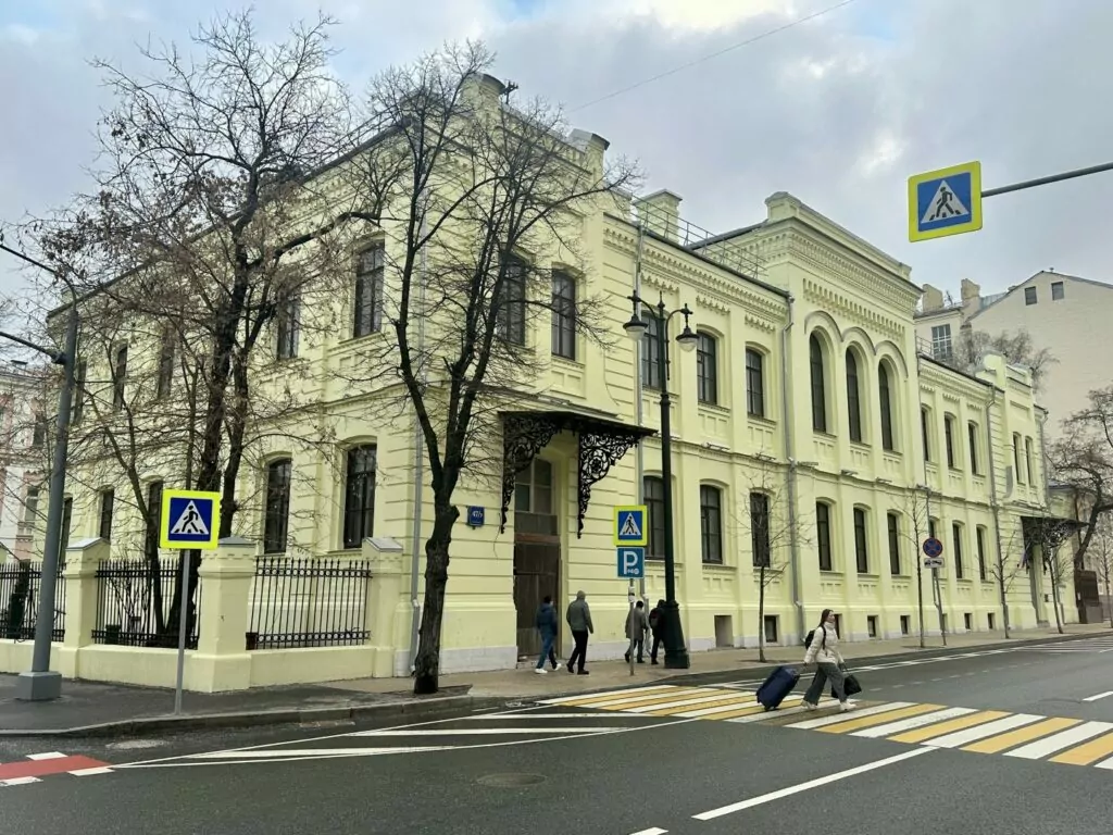 Полянка — Добрынинская: псевдоготические псевдострашилки Полянка — Добрынинская: псевдоготические псевдострашилки фото