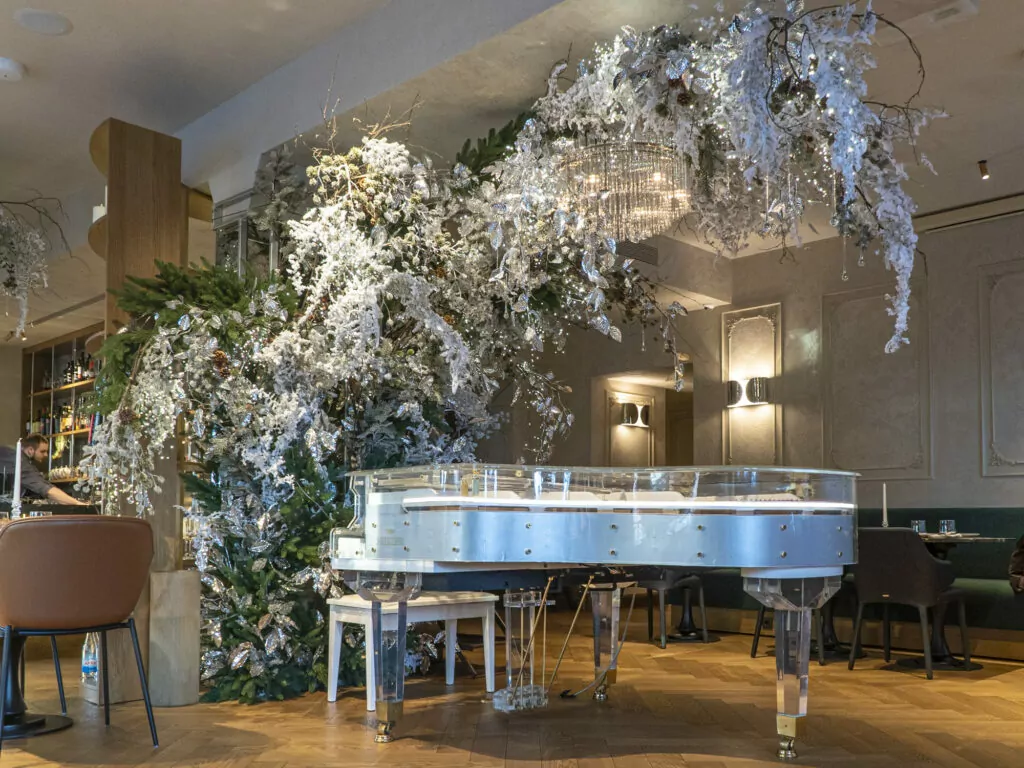 Праздник китайских фонарей, ресторан в стиле ар-деко и скульптуры из стекла &mdash; куда пойти после работы  фото