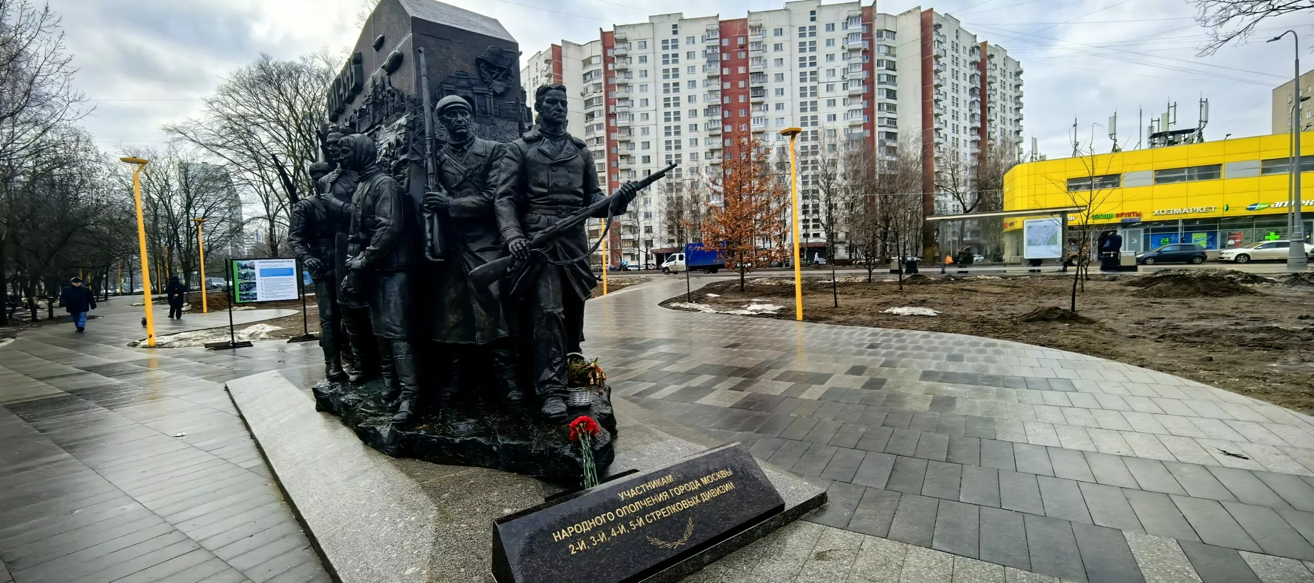 В Теплом Стане завершено благоустройство сквера Доблести и славы, фото