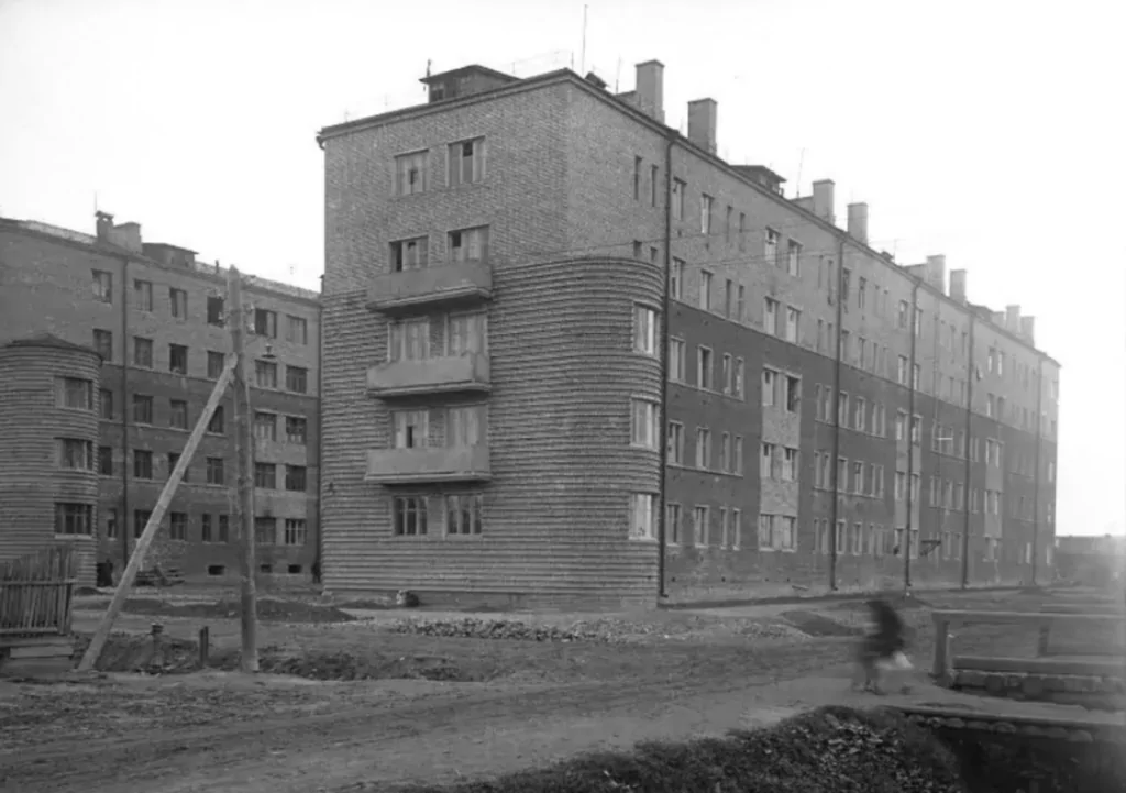 Савеловская &mdash; Аэропорт: второй Петр I у парковки-выставки  фото